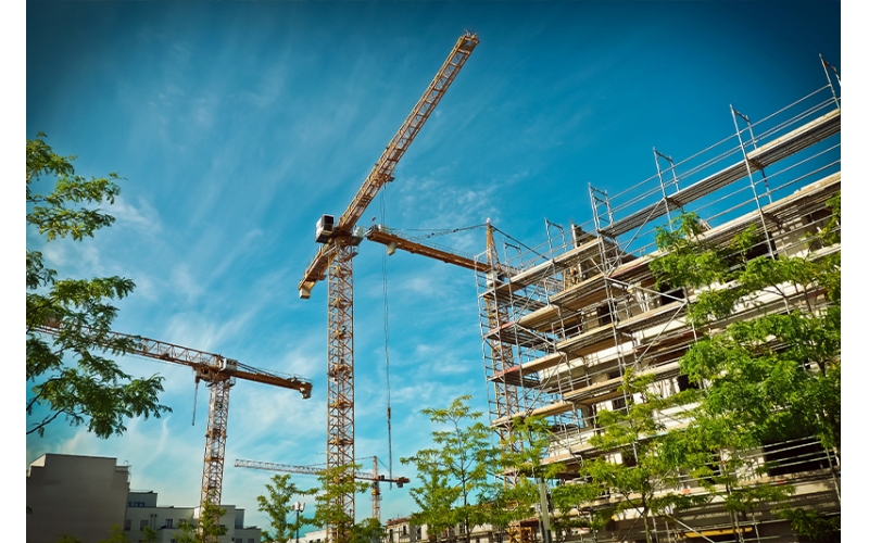 建筑施工項(xiàng)目管理項(xiàng)目是建筑施工企業(yè)最基本的業(yè)務(wù)單元，企業(yè)開(kāi)展數(shù)字化轉(zhuǎn)型要以項(xiàng)目為基石，緊緊圍繞不同項(xiàng)目類(lèi)型、階段、業(yè)務(wù)全場(chǎng)景開(kāi)展，最終實(shí)現(xiàn)企業(yè)數(shù)字化轉(zhuǎn)型升級(jí)。隨著工程建設(shè)項(xiàng)目投資規(guī)模增長(zhǎng)，建筑物形式多樣、體量大、結(jié)構(gòu)復(fù)雜，同時(shí)建筑施工周期長(zhǎng)，使用的材料品種多，耗用量大。建筑施工項(xiàng)目管理主要呈現(xiàn)以下特點(diǎn)。覆蓋面廣建筑施工項(xiàng)目管理綜合性強(qiáng)、涉及面廣，需要工程、商務(wù)、技術(shù)等部門(mén)多方協(xié)同，同時(shí)還涉及建筑、